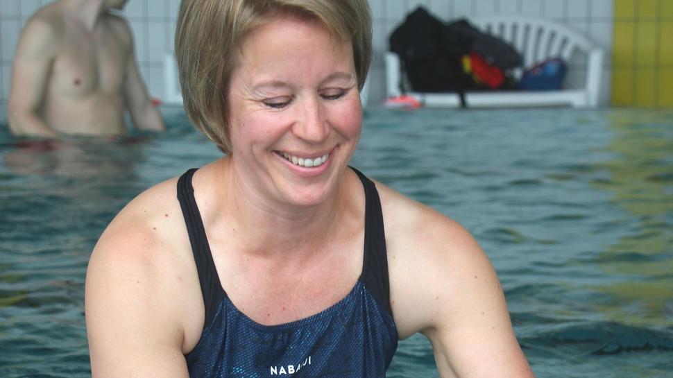 1000 Unterrichtsstunden im Kleinkinderschwimmen: Die DLRG-Helferin Geesche Brenncke hat auch nach mehr als 30 Jahren immer noch Freude an dieser Aufgabe.